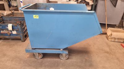 une benne bleue qui se trouve dans un garage