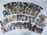 une multitude de vieilles photos d'une ville posées sur une table