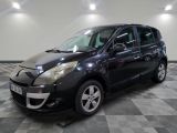 la photo d'une voiture noire garée dans un garage