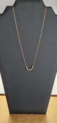 gros plan d'un collier sur un mannequin posé sur une table