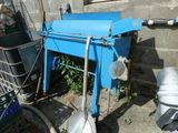 une machine bleue posée par terre près d'un mur