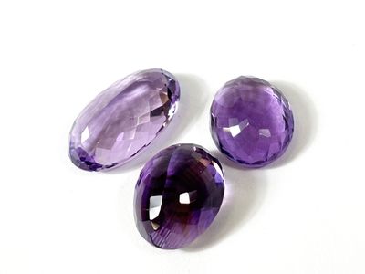 Trois améthystes ovales. 15,03 ct ; 21,2 x 13,5 x 8 mm ; n°1…