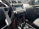 un tableau de bord de voiture avec un volant et un tableau de bord