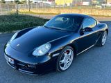 La Porsche noire de sport est garée sur le parking.