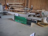 une machine qui découpe du bois dans une pièce