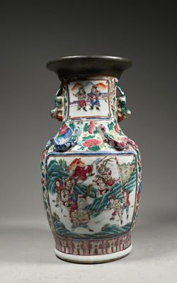 un vase orné d'un motif posé sur une table