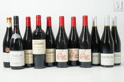 plusieurs bouteilles de vin sont alignées sur une surface blanche
