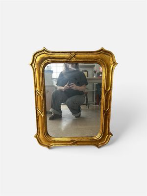 un homme se prenant en photo dans un miroir