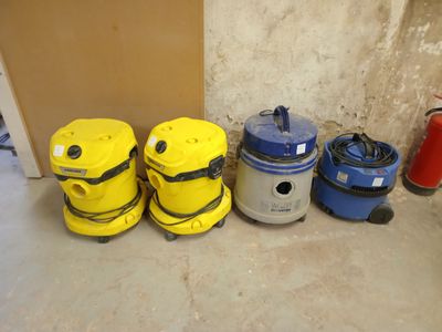 de nombreux modèles d'aspirateurs alignés les uns à côté des autres