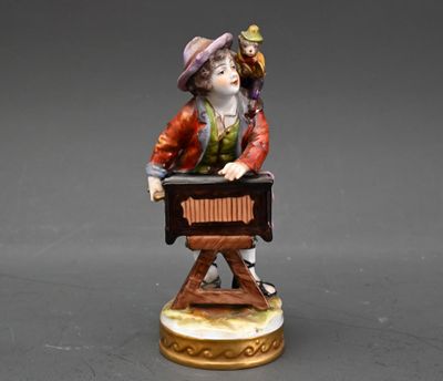 une figurine représentant un homme jouant d'un instrument de musique