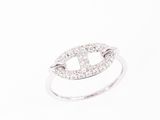 gros plan d'une bague en diamant sur fond blanc