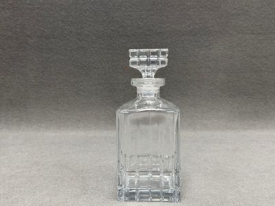 Carafe en cristal. H. :23 cm. égrenures au bouchon.