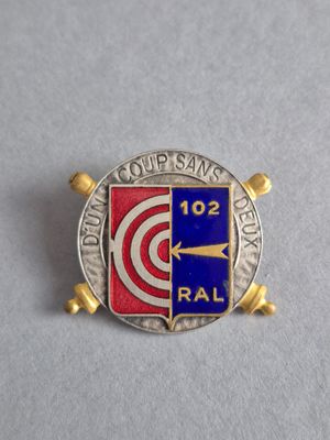 une image représentant un insigne avec une cible au centre
