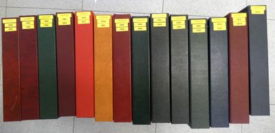 beaucoup de livres alignés par terre