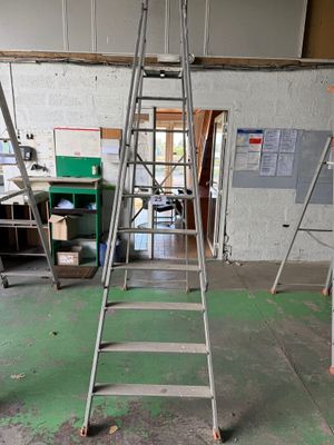 une échelle posée au milieu d'une pièce