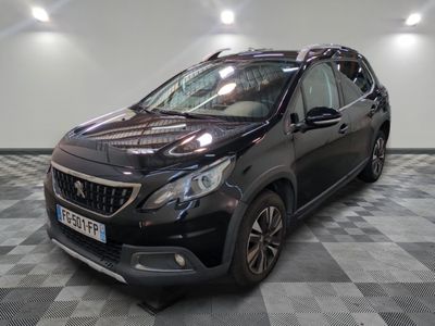 la voiture noire est garée sur un sol en damier dans le garage