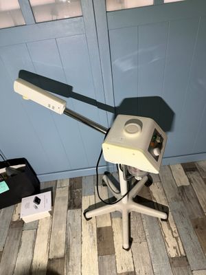 une machine blanche posée sur un parquet