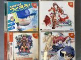 Quatre CD représentant divers personnages d'anime sont posés sur une table