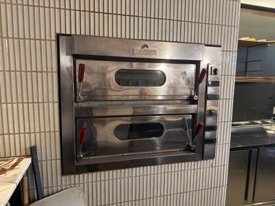 une photo d'une cuisine professionnelle équipée d'un four en acier inoxydable