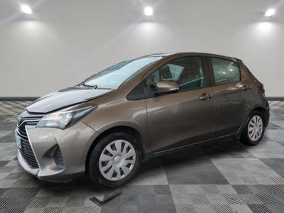 une Toyota Yaris grise garée sur un sol en carrelage à damier