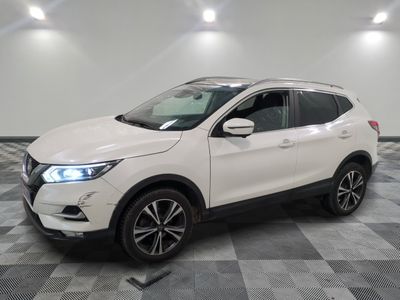 Le SUV Nissan blanc est garé dans une grande pièce.