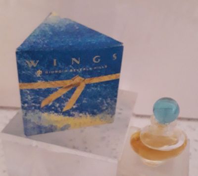 un petit flacon de parfum posé sur une table