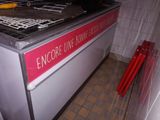une affiche rouge posée sur le comptoir d'un restaurant