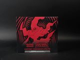 La boîte du jeu de cartes est ornée d'un motif rouge et noir.