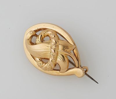 an image of a gold broochle with a dragon on it