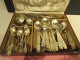 plusieurs cuillères et cuillères à soupe dans une boîte en bois