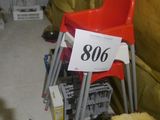 une chaise rouge avec une étiquette de prix dessus, dans une pièce