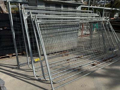 une grande cage métallique posée à même le sol