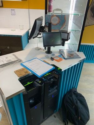 un bureau sur lequel se trouvent un ordinateur portable et un sac à dos