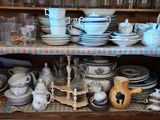 de nombreuses assiettes et tasses rangées sur une étagère dans un placard