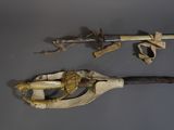 deux types d'armes différents exposés sur une table