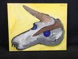 une peinture représentant une tête de cheval aux yeux bleus sur fond jaune