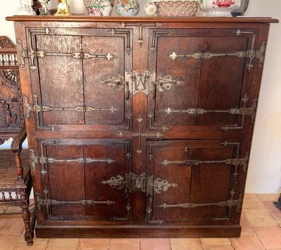 une grande armoire en bois comportant de nombreux tiroirs