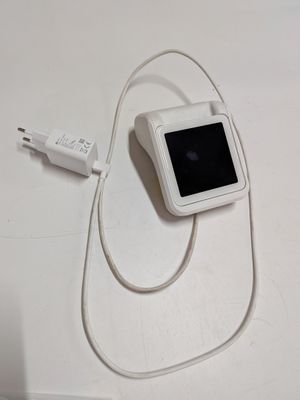 une photo d'un téléphone portable branché à un chargeur posé sur une table