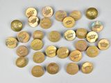 un lot de pièces de monnaie posées sur une table