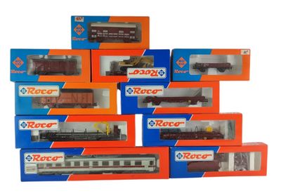 Plusieurs boîtes de petits trains sont empilées les unes sur les autres