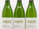 trois bouteilles de vin posées sur une table blanche