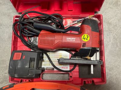 une boîte à outils rouge avec des outils sur le sol