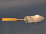 une cuillère en argent avec un manche jaune sur un fond bleu