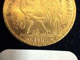 une image représentant une pièce d'or accompagnée d'une étiquette en noir et blanc