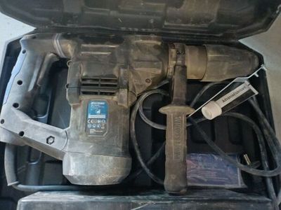 une boîte contenant un marteau et d'autres outils