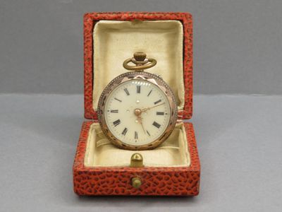 une petite boîte contenant une horloge