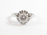 gros plan d'une bague en diamant sur une surface blanche