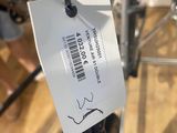 un vélo avec une étiquette de prix accrochée à son guidon