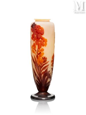 un vase orné d'un motif floral, posé sur un socle