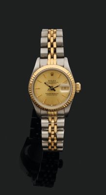 gros plan d'une montre sur une surface noire avec un fond noir